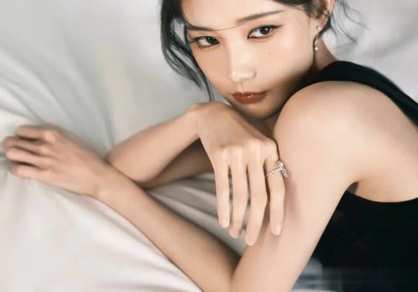 赢赢顺配资 内娱“甜婉系天花板”李一桐，凭身材杀疯了！