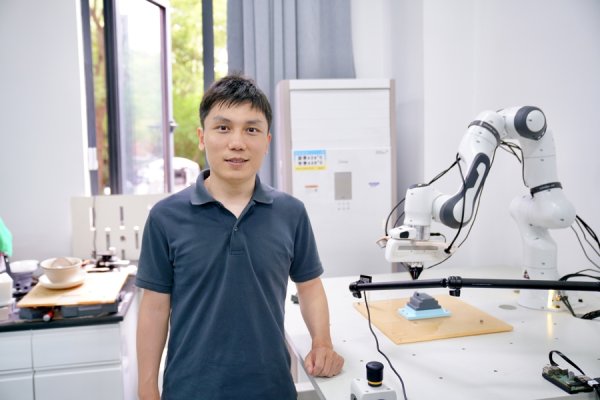 双悦网 让机器人触觉达人手800倍，上海交大教授正加快机器人“就业上岗”速度